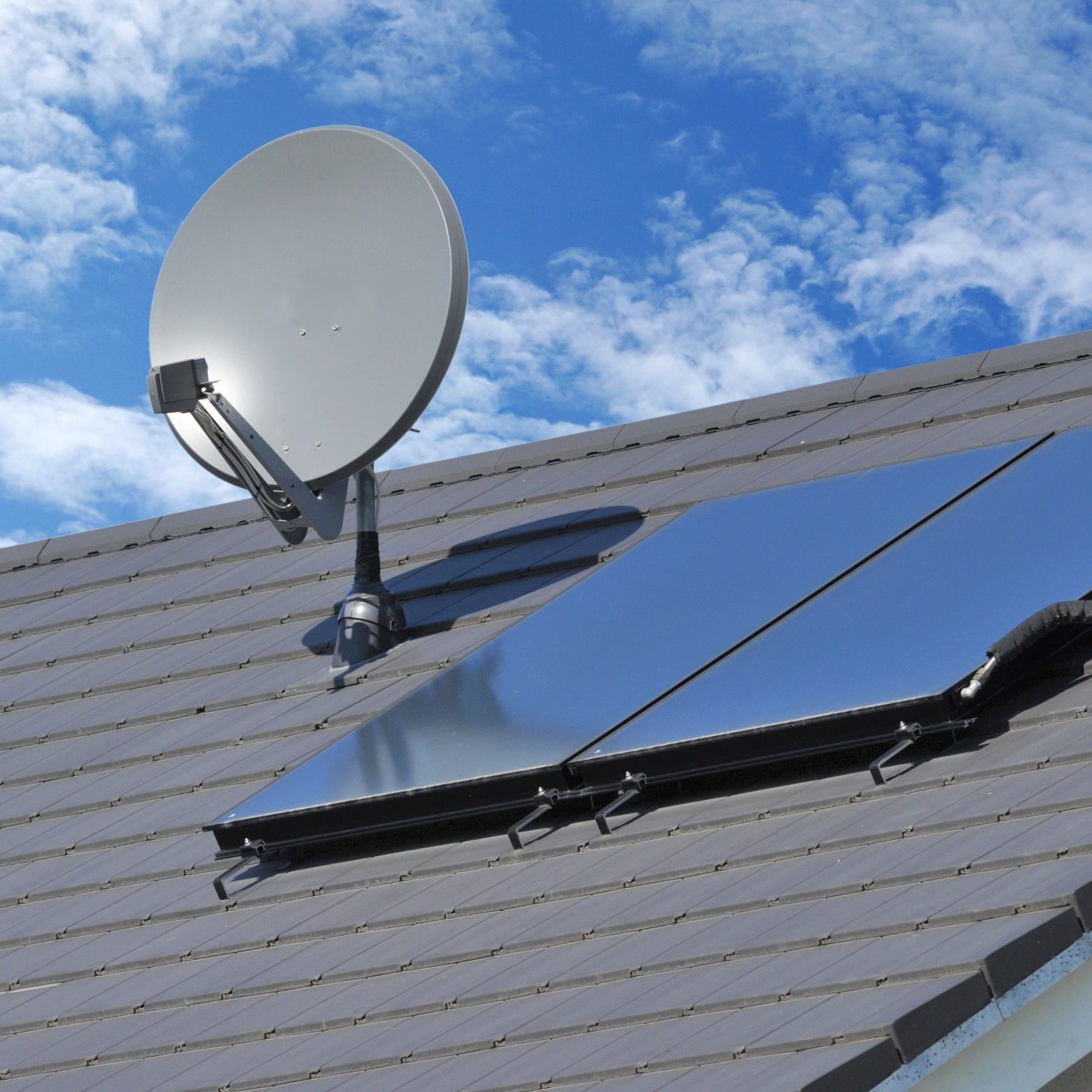 Antennenanlagen und Satellitenschüsseln mit Solaranlage auf dem Dach